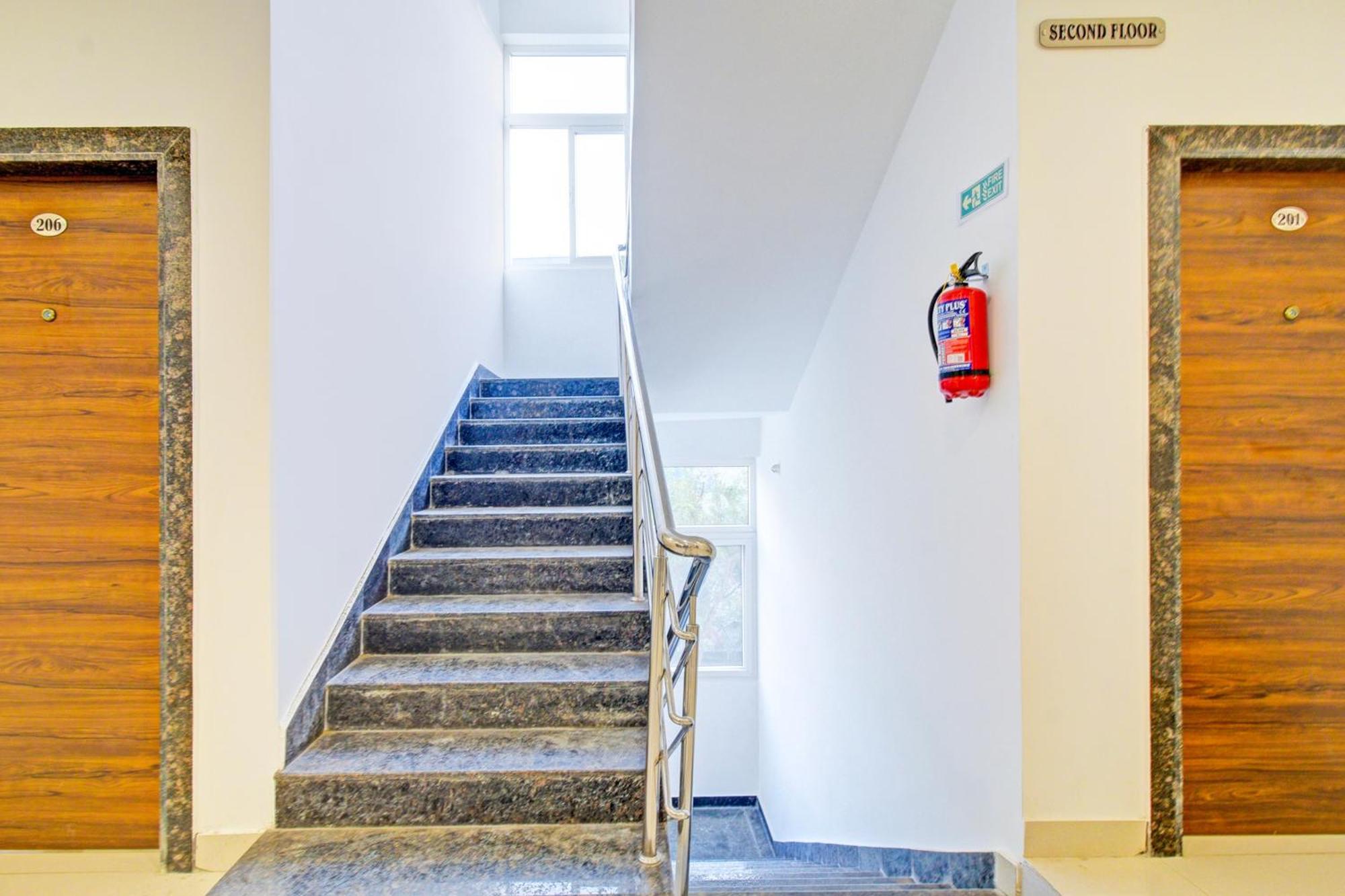 Super Townhouse Oak Suchitra Kompally Road Formerly Sun Moon Hotels Trimulgherry Exterior photo